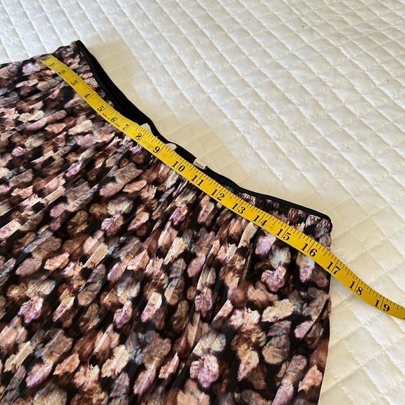 Vince multicolor, pleated cropped pants, size large - Picture 8 of 14